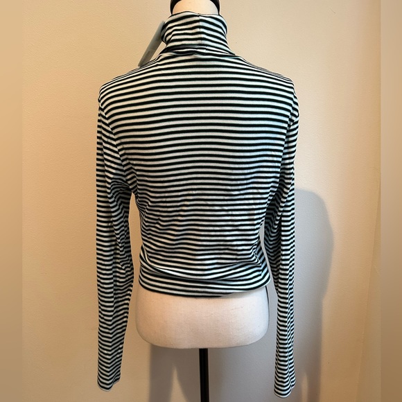 Levi’s Moon Ribbed Crop Turtleneck - Picture 5 of 5